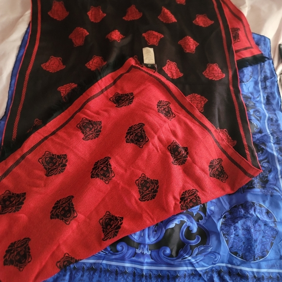 Versace Silk/blue, Red soft Scarf... Fabulous colors and detail... - Picture 4 of 7